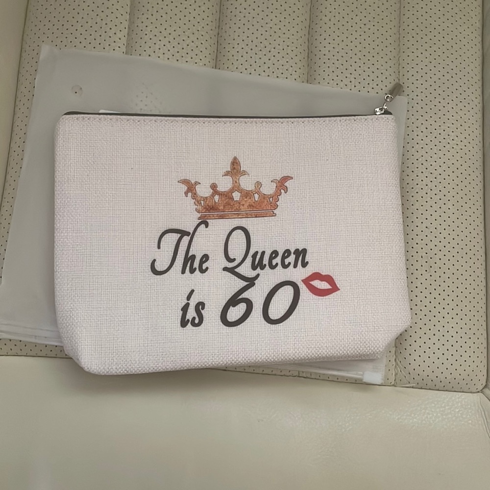 Tha queen is 60 accessory bag NWT